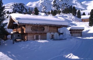 Holzhaus im Winter